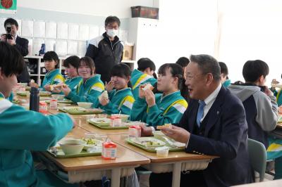 白沢中学校の生徒と給食を食べる高松市長