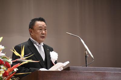 式辞を述べる高松市長