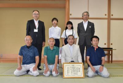 畳を寄贈した福島県畳工業組合安達支部の皆さん