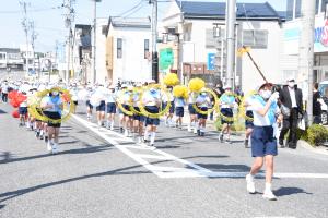 市街地を練り歩く鼓笛隊(1)