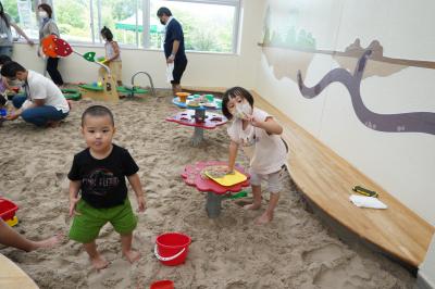 屋内あそび場の『砂遊びのお部屋』で遊ぶ子どもたち