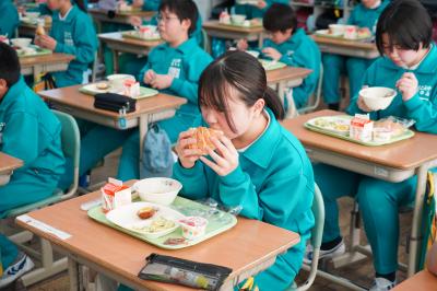 英国料理を味わう本宮まゆみ小学校の児童