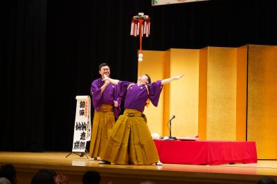 五階茶碗を披露する鏡味仙成さん