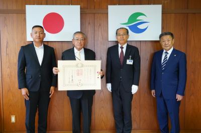 左から長男の翔麻さん、国分義之さん、白石孝之局長、高松市長