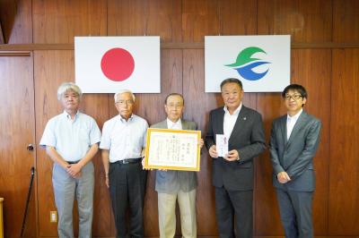 左から平幹事長、鈴木副会長、菅野会長、高松市長、佐藤白沢中校長