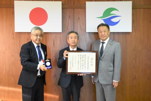 左から鈴木事務局長、古田部本宮市社会福祉協議会会長、高松市長