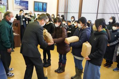 五百川小5年ふるさと科お米贈呈式