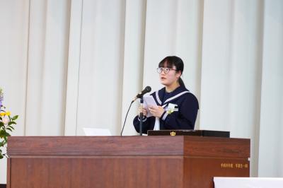 答辞を述べる渡邉詩織さん（本宮第一中学校）