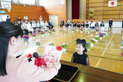 教科書を受け取る遠藤翠さん(五百川小学校）