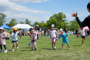 おどりを踊る子どもたち