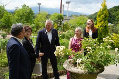 英国庭園を案内する高松市長