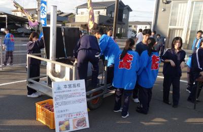 石焼き芋を販売する本宮高校生