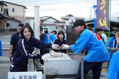 本宮高校石焼き芋販売会の様子