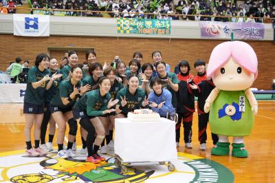 誕生日ケーキを囲む北國ハニービー石川