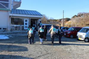 雪の残るなか避難する地域住民の皆さん