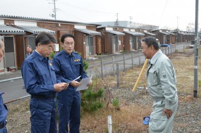 岸田政務調査会長と根本匠衆議院議員に要望を説明する高松市長