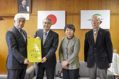 ランドセルカバーを寄付された角田会長（左から2番目）と塩田幹事（右から2番目）と本田社会奉仕委員長（右）