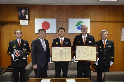 永年勤続功労章を受章された増子訓練部長（右から2番目）とと防災功労者表彰を受賞した本宮市消防団代表の国分団長（中央）