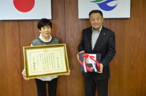 左から宇山とく子さん、高松市長