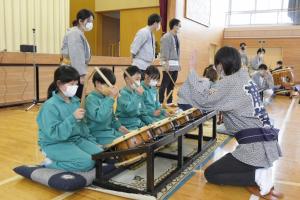 囃子指導を受けるまゆみ小学校の児童