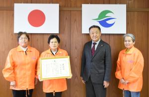 左から川名昌江委員長、渡辺孝子さん、高松市長、遠藤りえ子副委員長