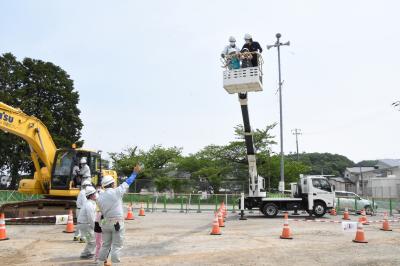 高所作業車に試乗する園児ら