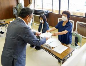 高松市長から委員の皆さんへ委嘱状を交付