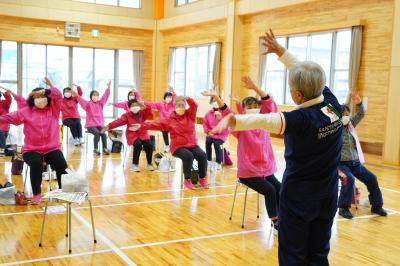 歌に合わせて踊る体操をする皆さん