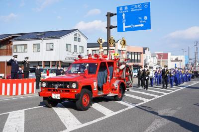 消防団員・消防車両によるパレード